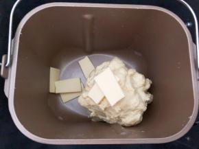 加入软化好的黄油继续揉面20分钟