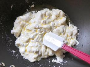 小火不停搅拌至棉花糖融化