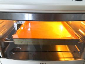 放入预热好的烤箱中层，上下火160度20分钟