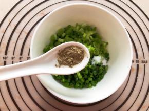 加入适量黑胡椒粉