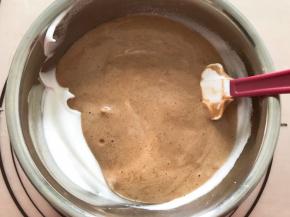 再倒回蛋白盆中继续翻拌均匀