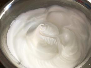 继续高速打发至拉起打蛋头，蛋白有弯钩状态