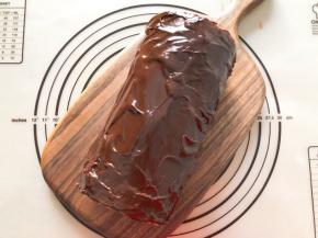 将巧克力酱抹在蛋糕表面