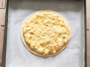 将香蕉泥放在一张手抓饼上铺平