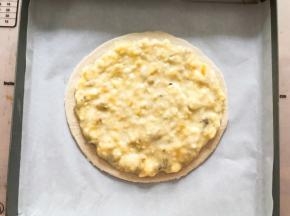将香蕉泥放在一张手抓饼上铺平