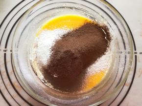 筛入低筋面粉和可可粉