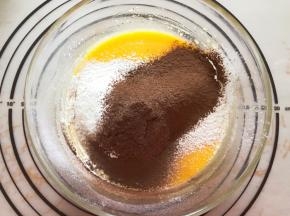 筛入低筋面粉和可可粉