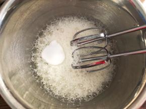 蛋白加入柠檬汁，低速打发至粗泡状态，加入三分之一细砂糖