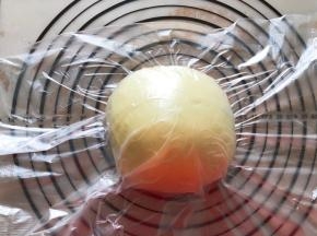 面团拿出排气，盖上保鲜膜松弛15分钟