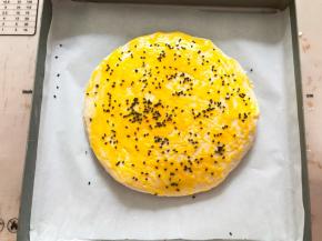 再盖上一张手抓饼，撒上黑芝麻