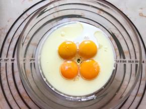 蛋黄和纯牛奶玉米油混合搅拌均匀