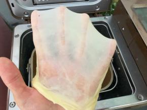 直到能拉出手套膜即可