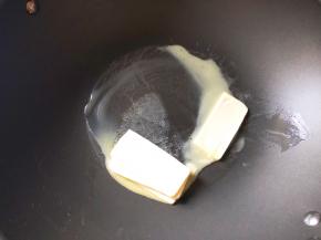 不粘锅加热，加入黄油融化