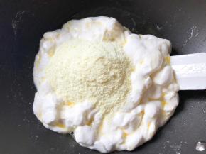 加入全脂奶粉搅拌均匀