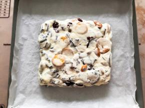 带上一次性手套整形