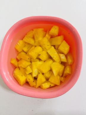 切好的菠萝，放入少许盐，适量的水浸泡30分钟！