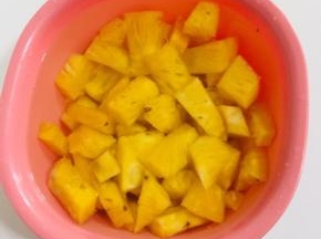 切好的菠萝，放入少许盐，适量的水浸泡30分钟！