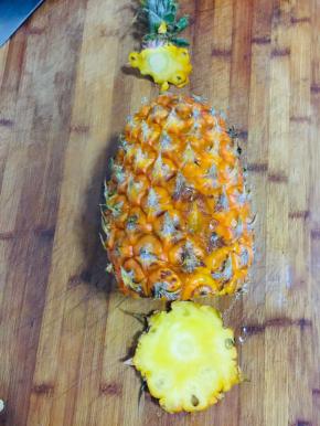 切掉菠萝的两头！（掐头去尾！）