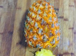 切掉菠萝的两头！（掐头去尾！）