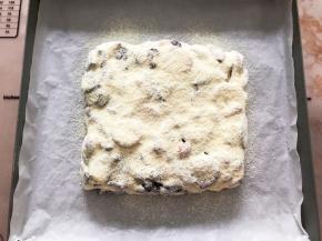 筛上奶粉冷却后再切块