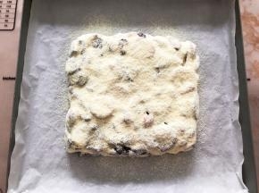 筛上奶粉冷却后再切块