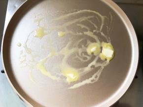 不粘锅小火加热，放入黄油溶化