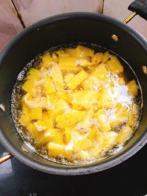 中火煮5分钟转至小火煮至糖液浓稠关火出锅！