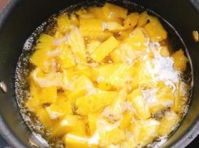 中火煮5分钟转至小火煮至糖液浓稠关火出锅！