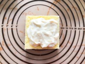 将香蕉酸奶放在吐司上