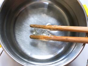 用筷子沾起糖浆，放入冷水中会快速凝固就可以了