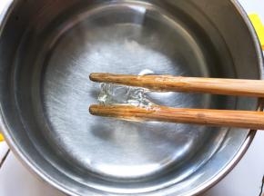 用筷子沾起糖浆，放入冷水中会快速凝固就可以了