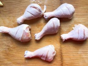 鸡腿用刀划口，两面都多划几刀，这样更入味