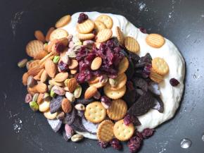 加入奥利奥饼干和小奇福饼干，干果