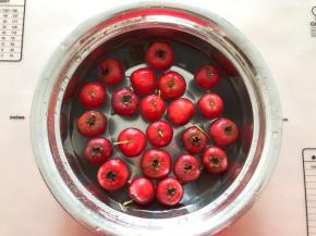 山楂清洗干净去蒂