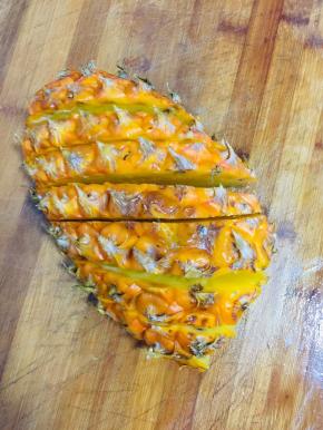 顺着菠萝的纹路切开！