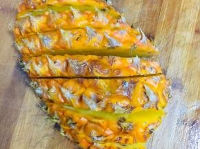 顺着菠萝的纹路切开！