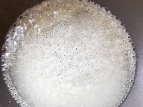 开中火加热，全程不要再搅拌，一开始会出现大气泡