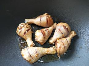 放入鸡腿小火煎