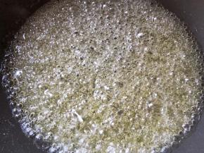 然后变成密集的小泡，变成焦糖色