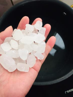 锅中加入适量的水，放入冰糖煮开！