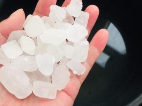 锅中加入适量的水，放入冰糖煮开！