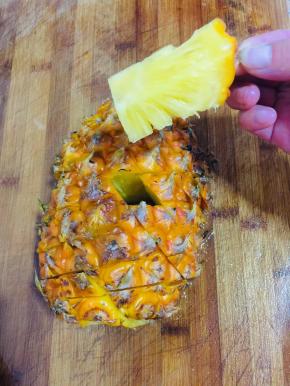 拿起来就可以吃了，也可以冰镇一下，就是菠萝冰棍了！