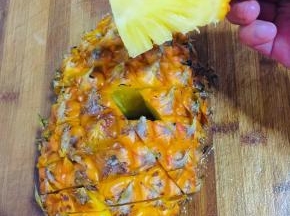 拿起来就可以吃了，也可以冰镇一下，就是菠萝冰棍了！