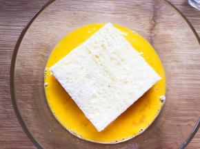 吐司裹上打散的蛋液