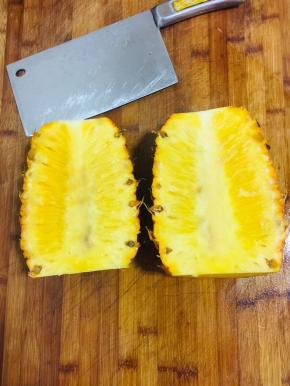 把菠萝从中间对半切开！