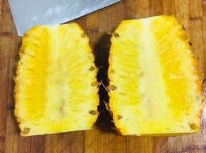 把菠萝从中间对半切开！