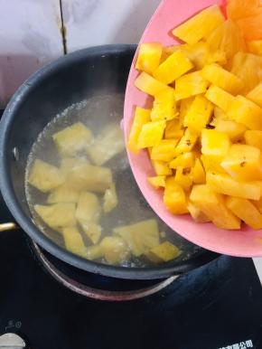 菠萝倒入锅中煮开！
