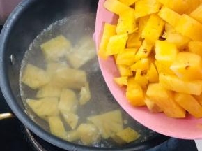 菠萝倒入锅中煮开！