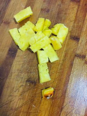 把菠萝外壳切掉，就可以得到纯菠萝果肉啦！