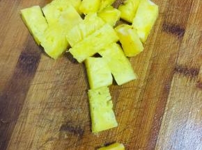 把菠萝外壳切掉，就可以得到纯菠萝果肉啦！